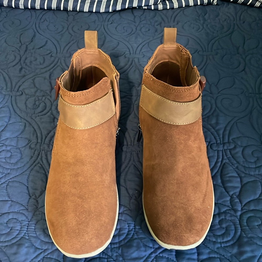 Easy Spirit Hadley ankle booties, medium brown suede, NIB, size 6.5